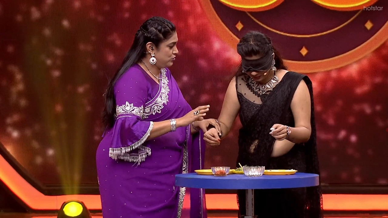 Hot Kannada Girl Open Big Navel show in Black Saree.mkv_snapshot_01.00.669