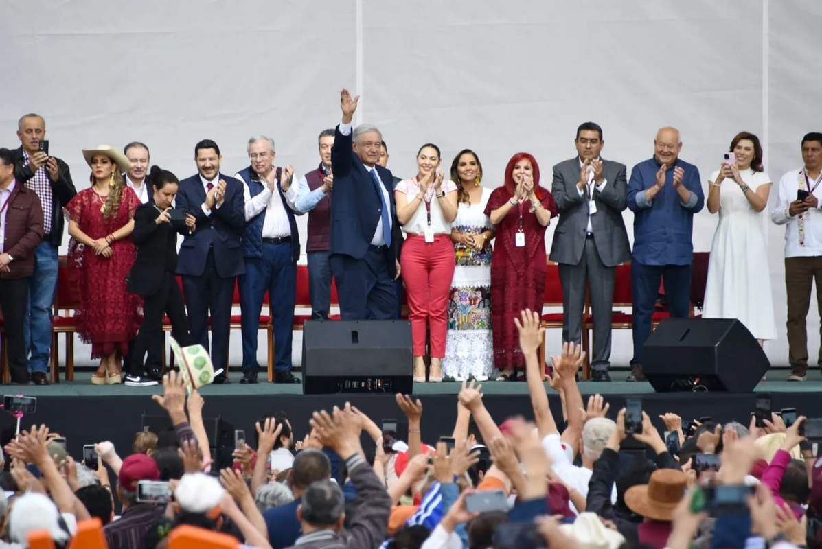 AMLO pone a raya a corcholatas en informe por 5 años del triunfo de la 4T