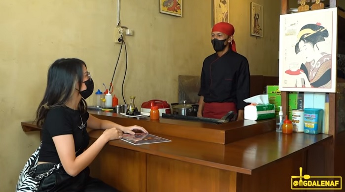Magda saat berbincang dengan pemilik sekaligus juru masak Warung Jepang Namlapan yang merupakan mantan chef hotel bintang 4.