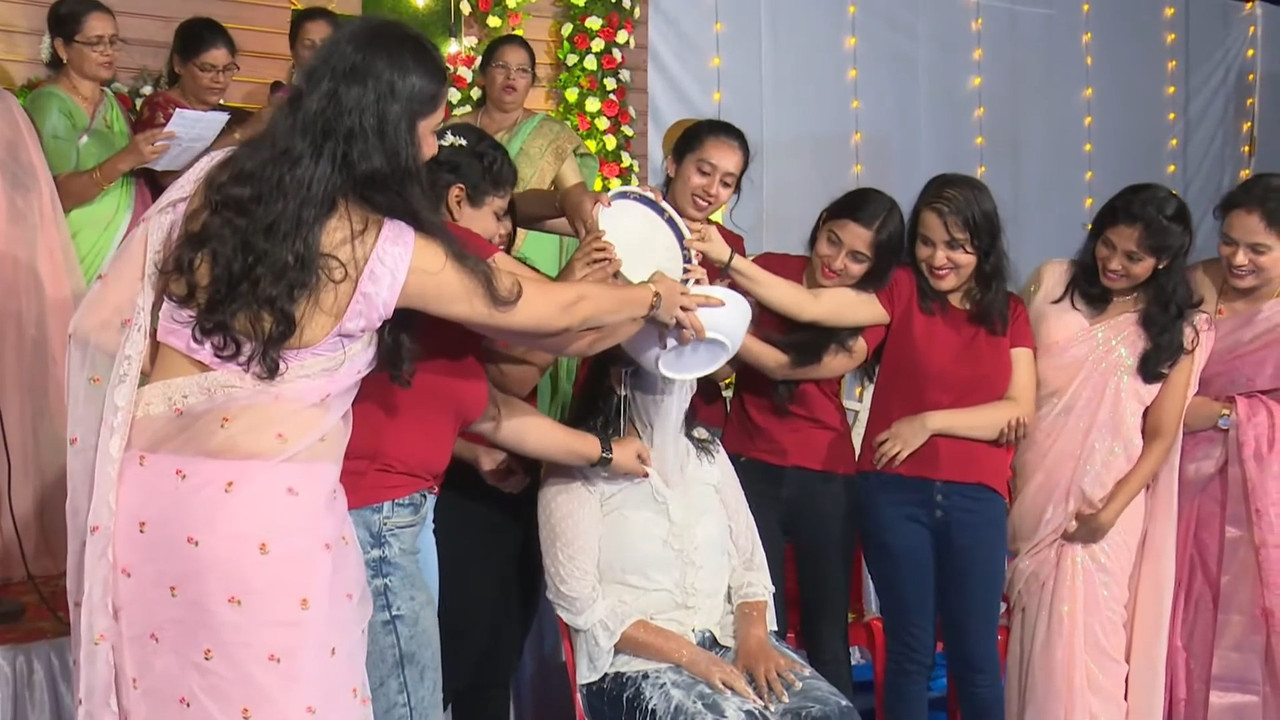 Cute mangalore chubby girl huge boobs and nipple pokie and other lady navel in saree.mp4_snapshot_01