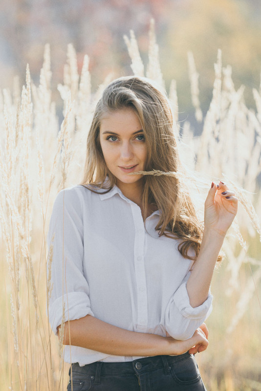 Фотограф фотографирует модель. Образ фотографа женщины. Ищу девушку для съемок. Модельная съемка. Фотомодель на съемках.