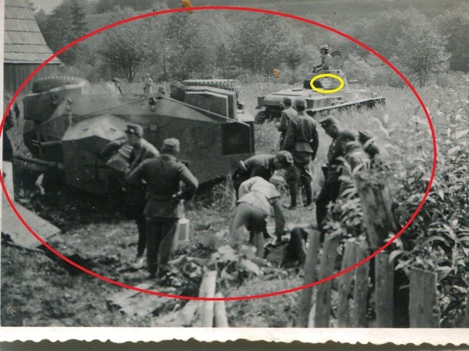 Foto WW II Ungarn Pz Spähwagen nach Treffer in R