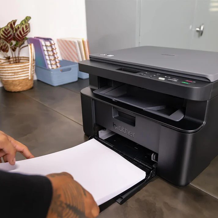 Multifuncional Brother DCP-L1632W em ambiente de escritório