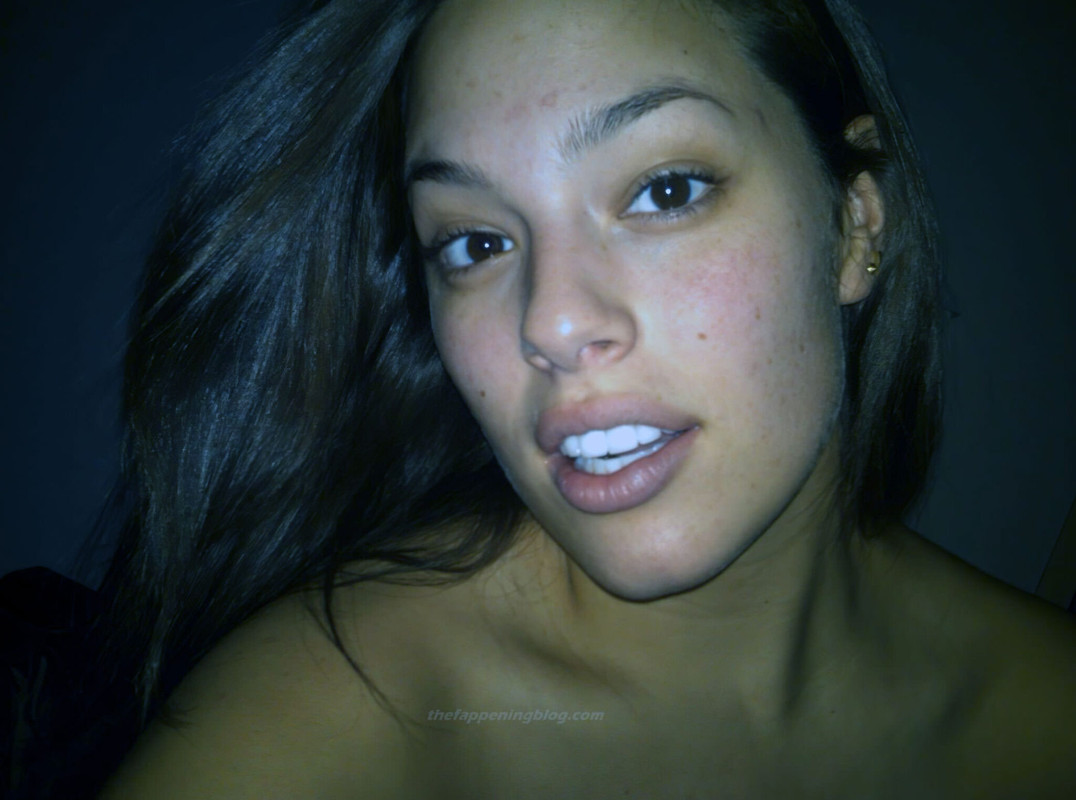 Ashley-Graham-Nude-094-2048x1522