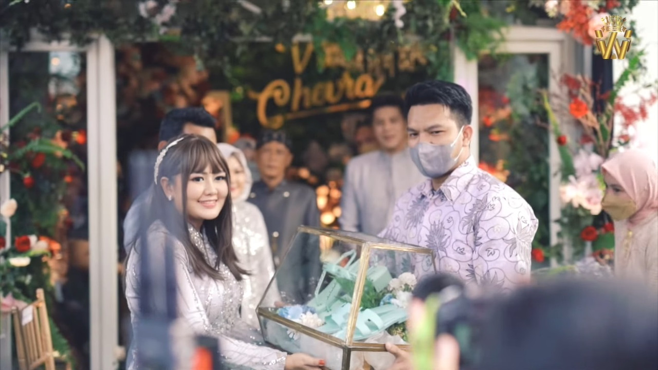 Sandal merek Hermes sebagai seserahan Chevra Yolandi.