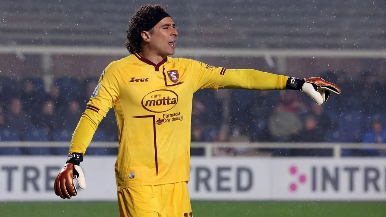 Mourinho sorprendido por actuación de Memo Ochoa con el Salernitana