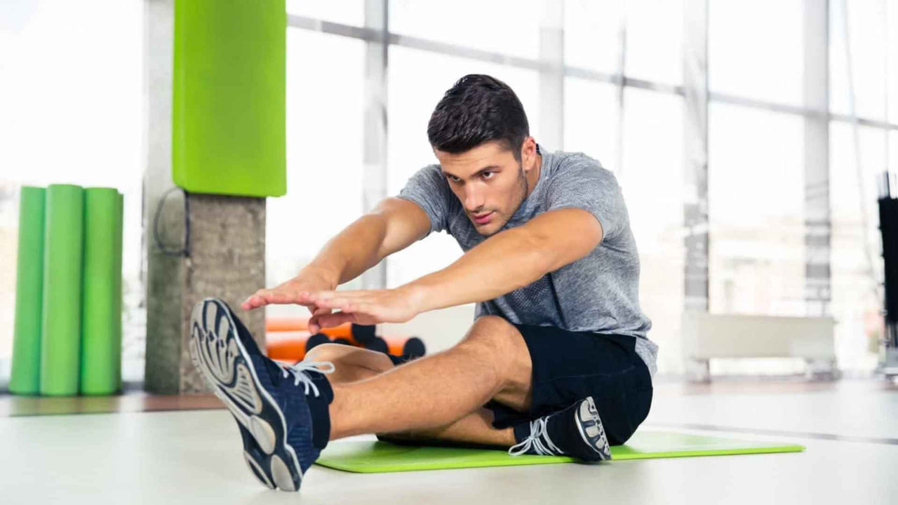 Tư thế gập người chạm chân minh họa flexibility thụ động thiếu kiểm soát chủ động