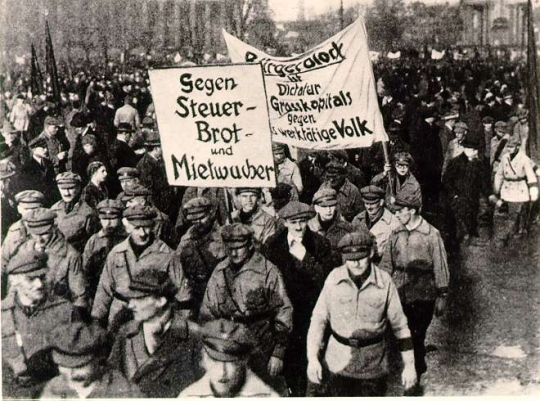 Consejo de obreros de la fábrica Putílov, que empleaba a más de 35.000 personas y que constituyó uno de los principales núcleos revolucionarios de Petrogrado, actual San Petersburgo Consejo de obreros de la fábrica Putílov, que empleaba a más de 35.000 personas y que constituyó uno de los principales núcleos revolucionarios de Petrogrado, actual San Petersburgo