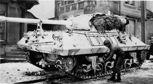 Durante el invierno de 1944-1945, en el ETO, los vehículos se camuflaron con pintura blanca para usar en condiciones de nieve. Este destructor de tanque M36 está siendo pintado por un miembro de la tripulación Durante el invierno de 1944-1945, en el ETO, los vehículos se camuflaron con pintura blanca para usar en condiciones de nieve. Este destructor de tanque M36 está siendo pintado por un miembro de la tripulación