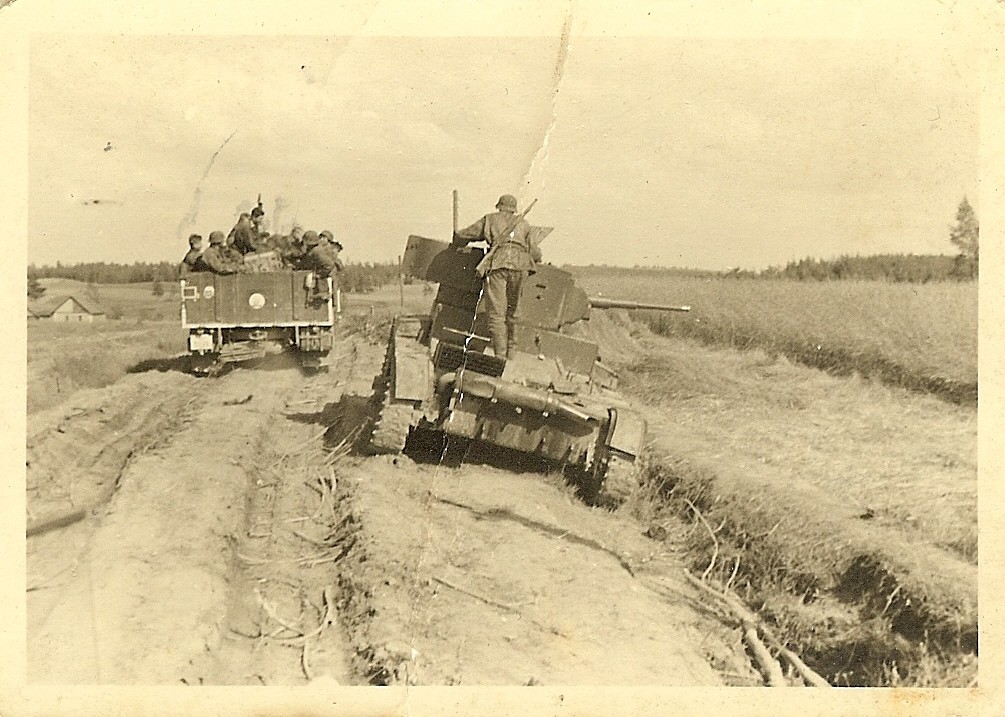 German Elite Waffen Troops w Camo Smocks KO d Russian Panzer Tank
