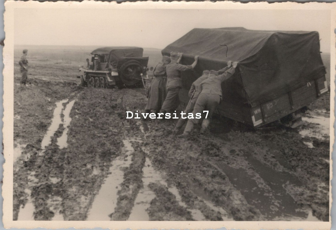 Foto, Wk2, Halbkette zieht Lkw durch den russischen Schlamm, Ukraine 1941