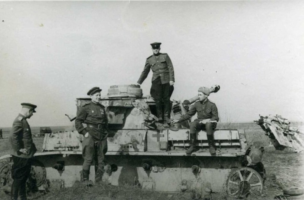 Осмотр места боя под Черкассами офицерами 7-ой Гвардейской ВДД м