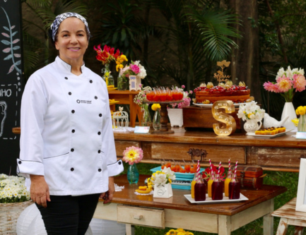 Profissional de eventos utilizando tablet para planejar com precisão, demonstrando controle e organização.