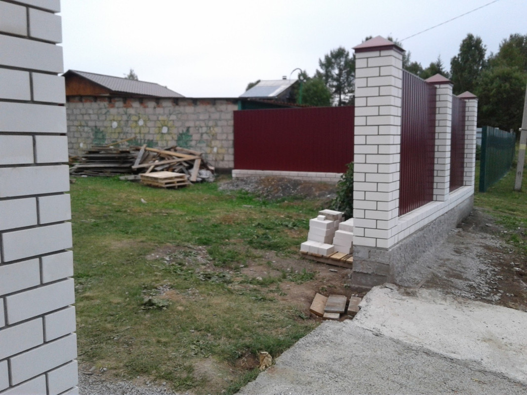 Забор с кирпичными столбами в Елани