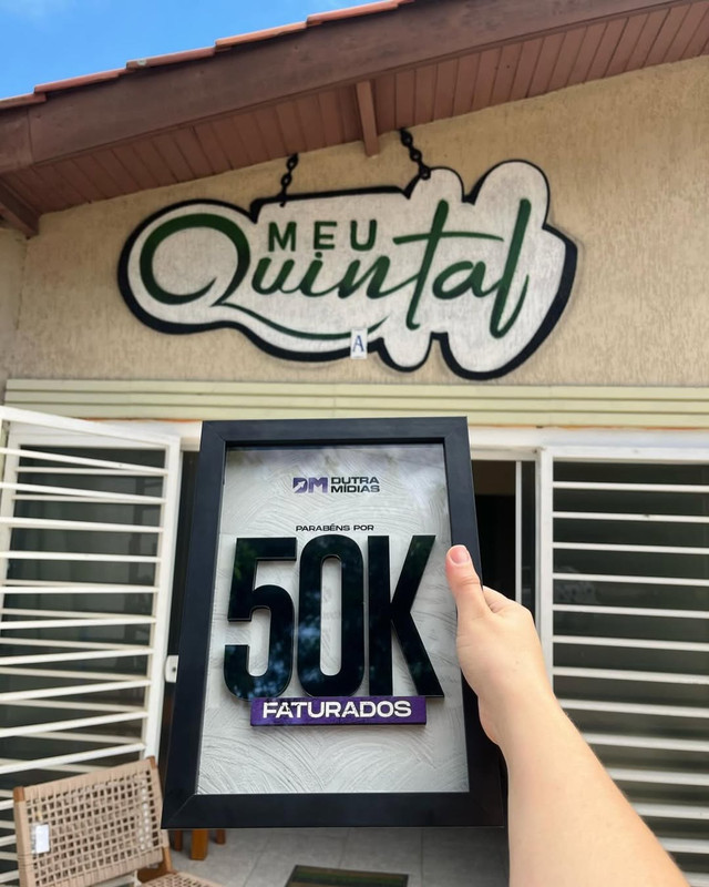 Cliente com Placa de Faturamento Dutra Mídias