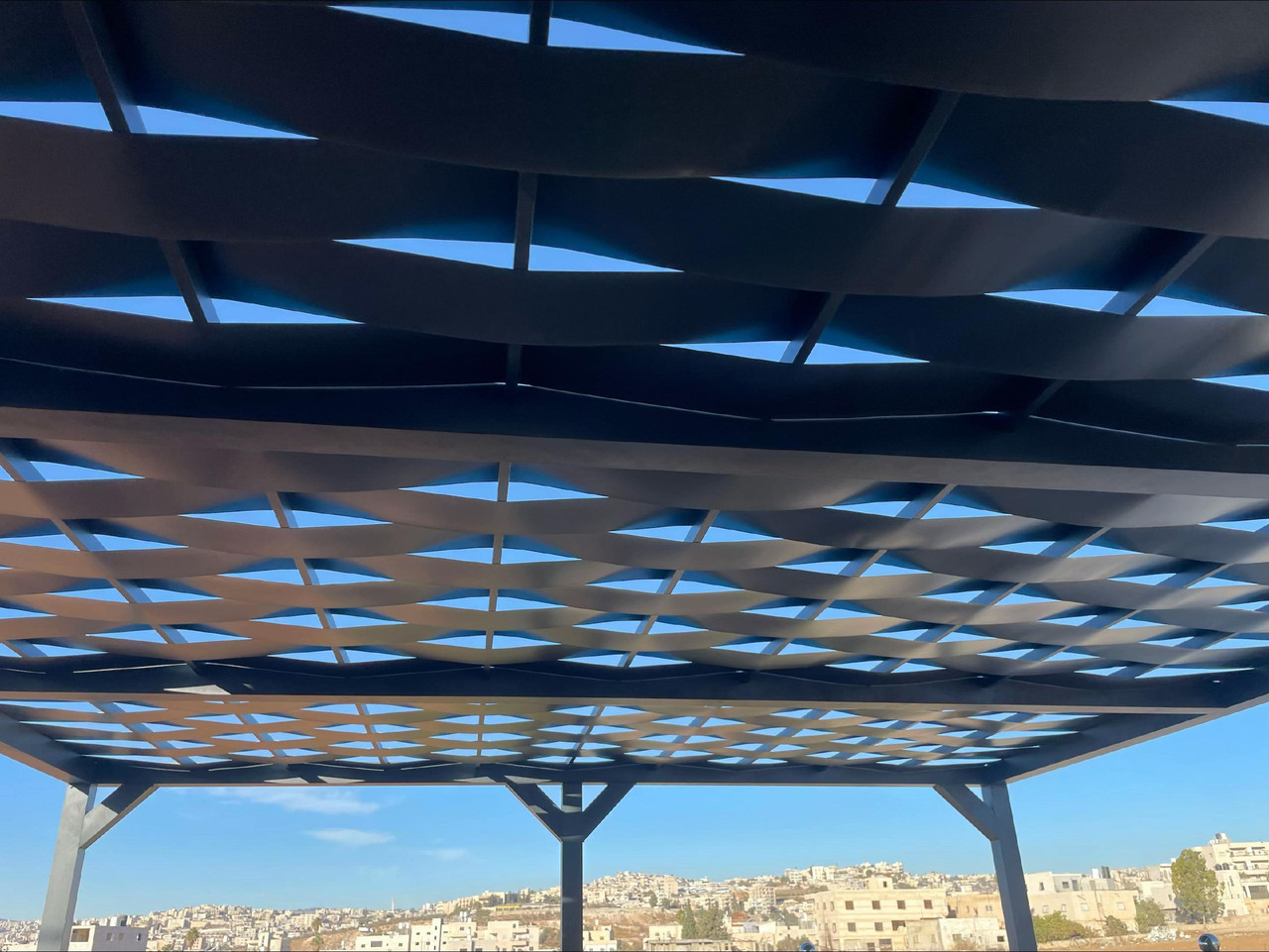 برجولة مع ستائر شفافة