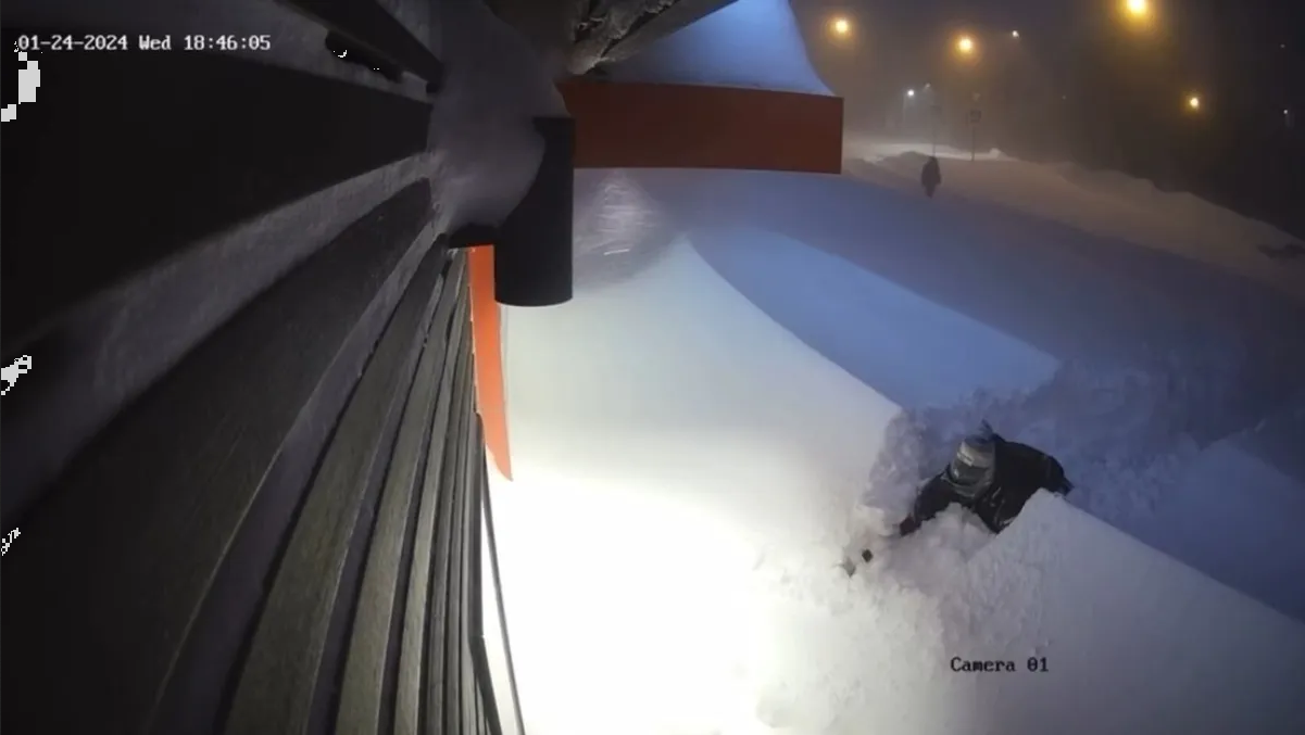 ¿Antojos? Hombre sale a comprar pizza en plena tormenta de nieve (Video)