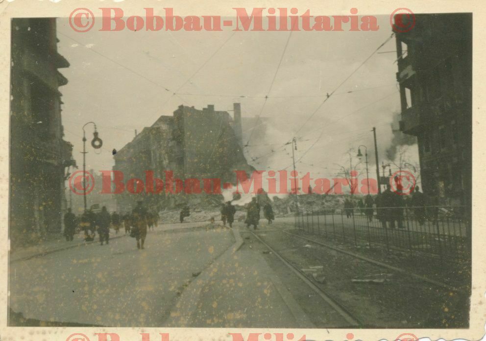 Foto privat Endkampf Berlin Tiergarten 1945 zerstörte Häuser Ruinen combat3
