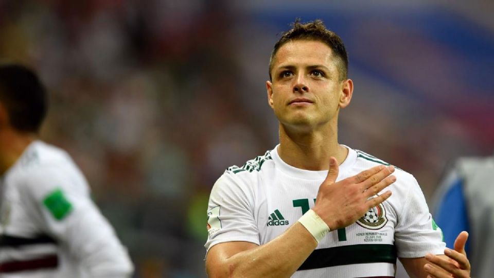 Tras polémica con bandera, Chicharito es captado entonando con orgullo el Himno Nacional