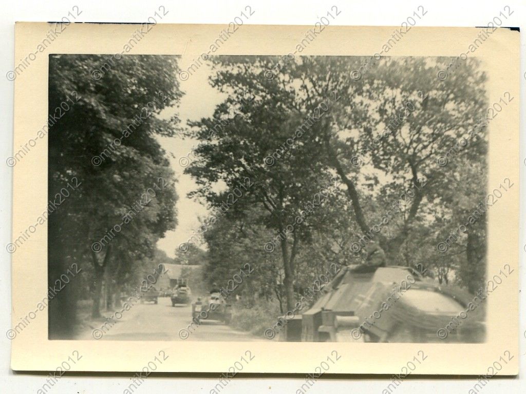 Foto, 2. PD, Blick auf Panzerspähwagen der Artil