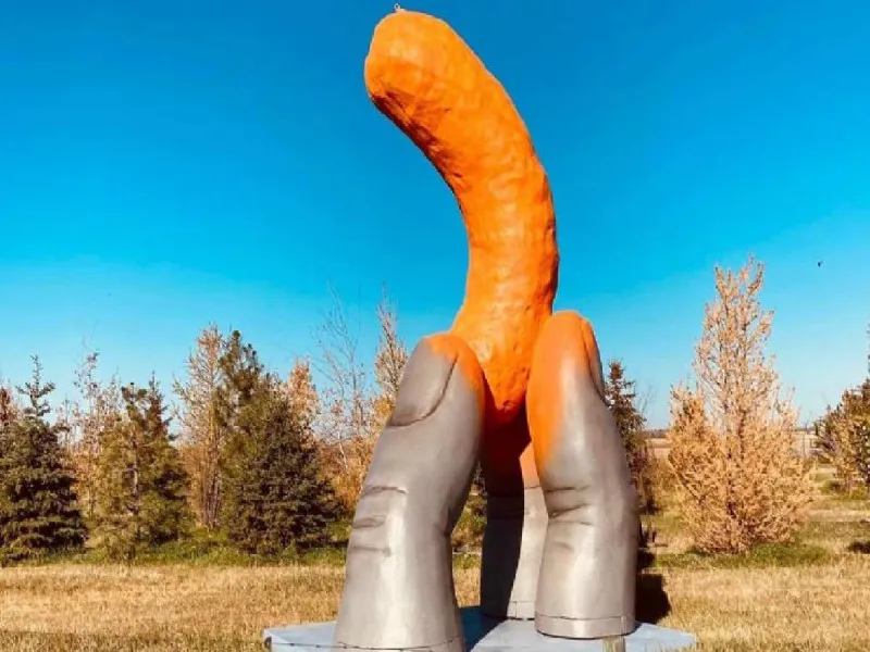 Colocan una estatua de Cheeto de 17 pies de altura en Canadá