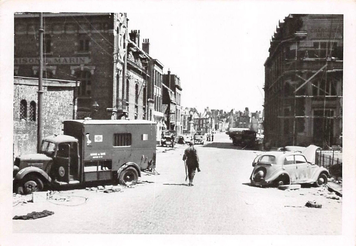 Franz. Rückzugstrasse mit Fahrzeugen Beauvais Frankreich