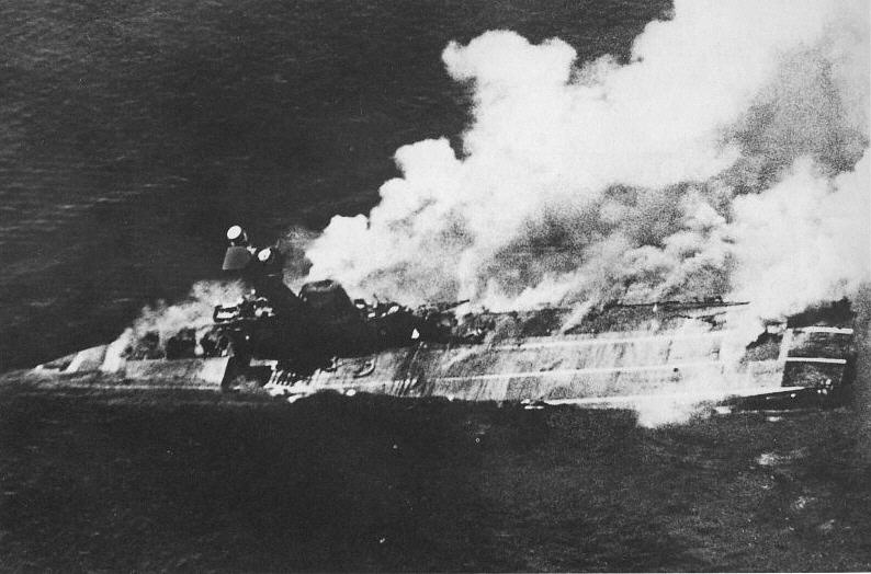 El HMS Hermes se va a pique luego de haber sido atacado por bombarderos japoneses el 9 de abril de 1942