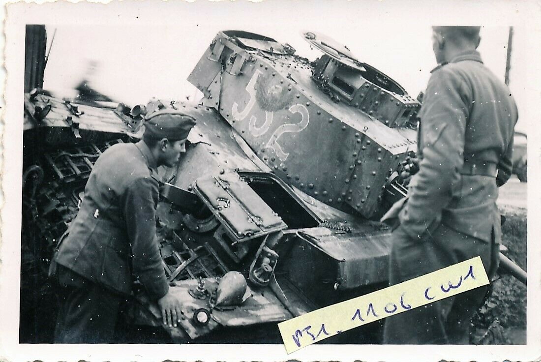 Zerstörter SKODA Panzer Nr.532 am 20.10.41