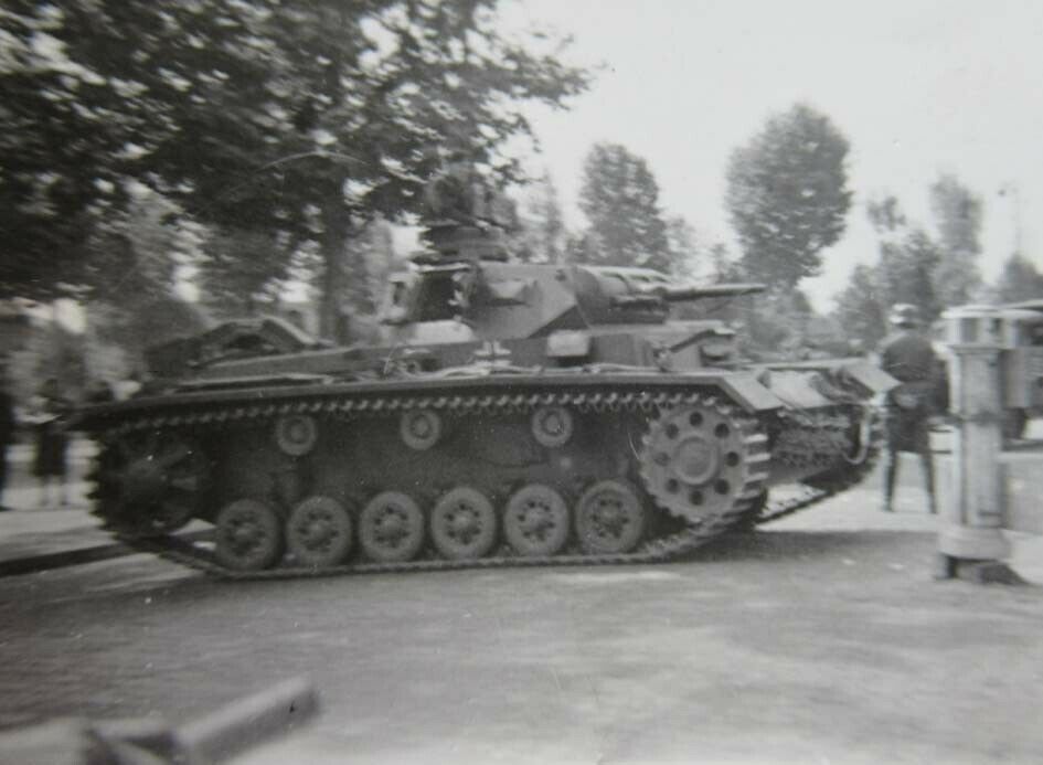 Foto deutscher Panzer als Straßensperre