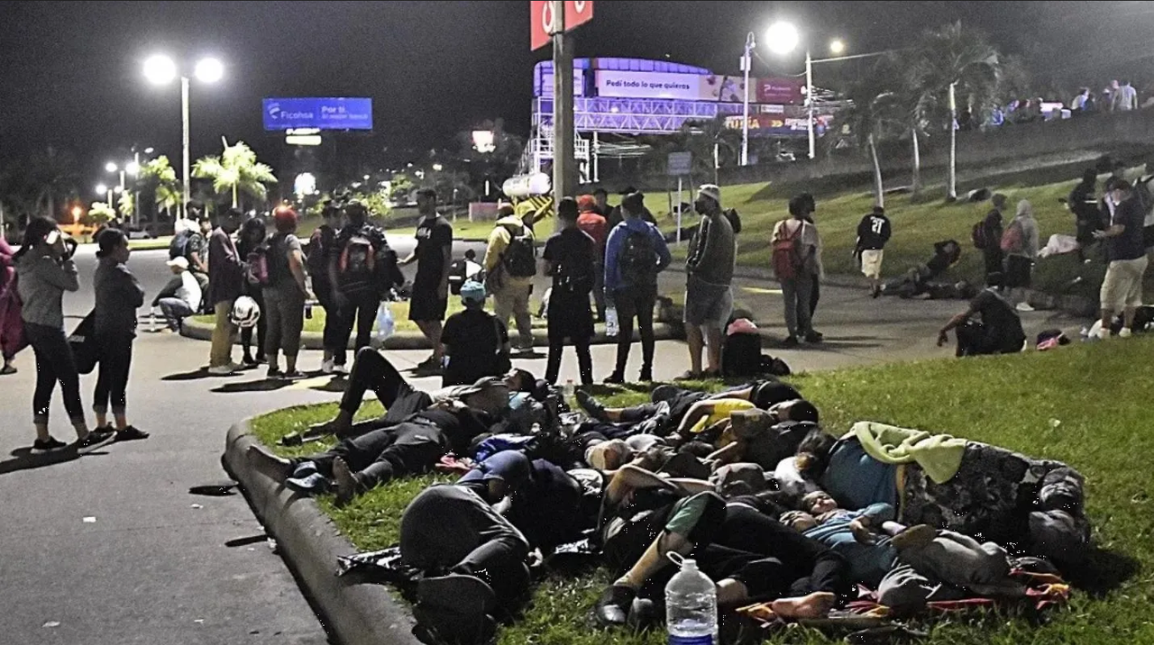 Trasladan a 320 migrantes a frontera con Guatemala, los llevarían a EU