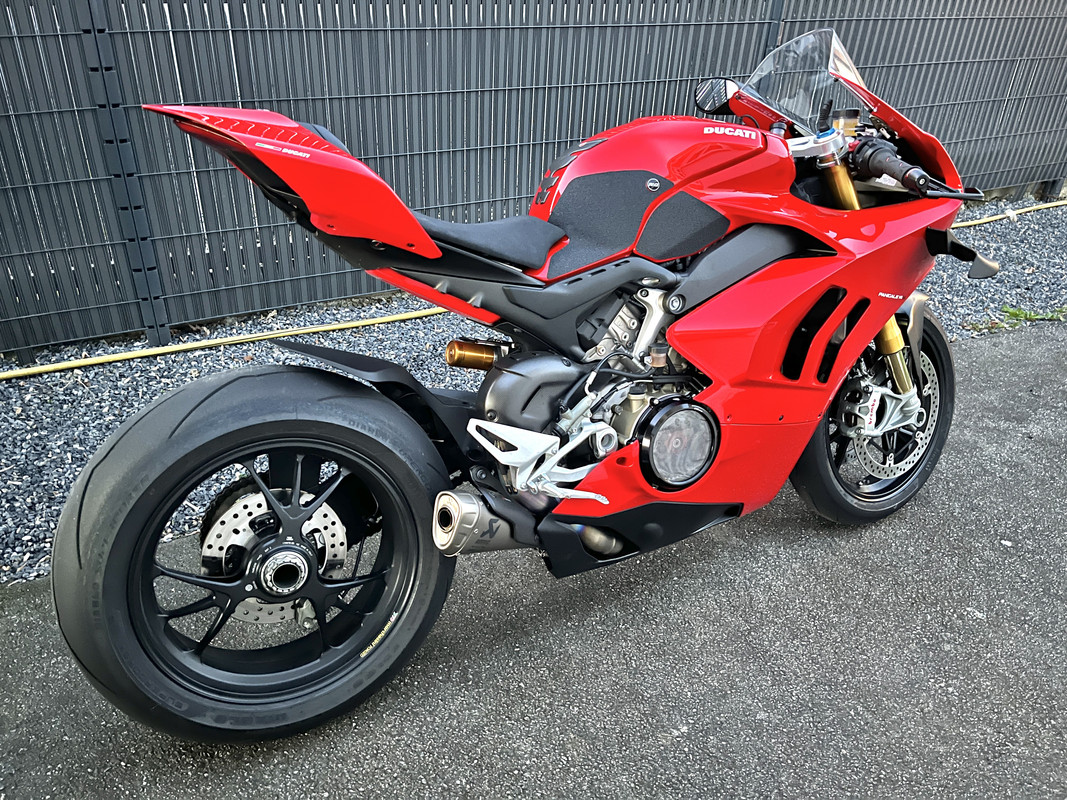 6AC2DE24-E5E3-43FE-B0AF-97BF5FC8F310