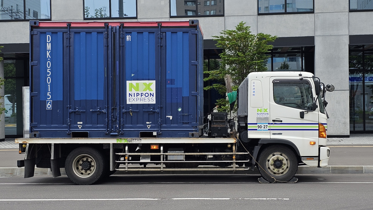 走路途中發現即便是平地，日本駕駛仍會按照規矩放置車擋