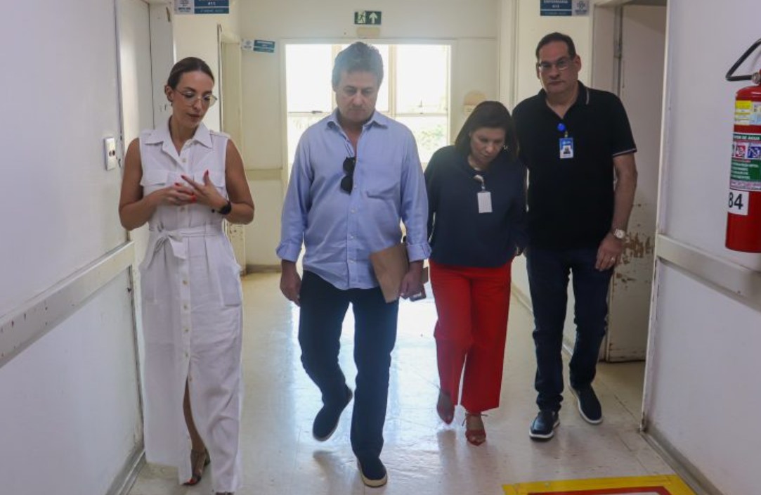 Secretário estadual de Saúde, Mauricío Simões, ao lado da diretoria do hospital em visita realizada em fevereiro deste ano na Santa Casa