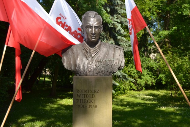 Imagen del memorial de Pilecki en Varsovia. Uno de los pocos que tiene, si no el único en toda Polonia. Desgraciadamente se trata de un personaje olvidado y maltratado por la Historia, pero que poco a poco va tomando el renombre que merece Imagen del memorial de Pilecki en Varsovia. Uno de los pocos que tiene, si no el único en toda Polonia. Desgraciadamente se trata de un personaje olvidado y maltratado por la Historia, pero que poco a poco va tomando el renombre que merece