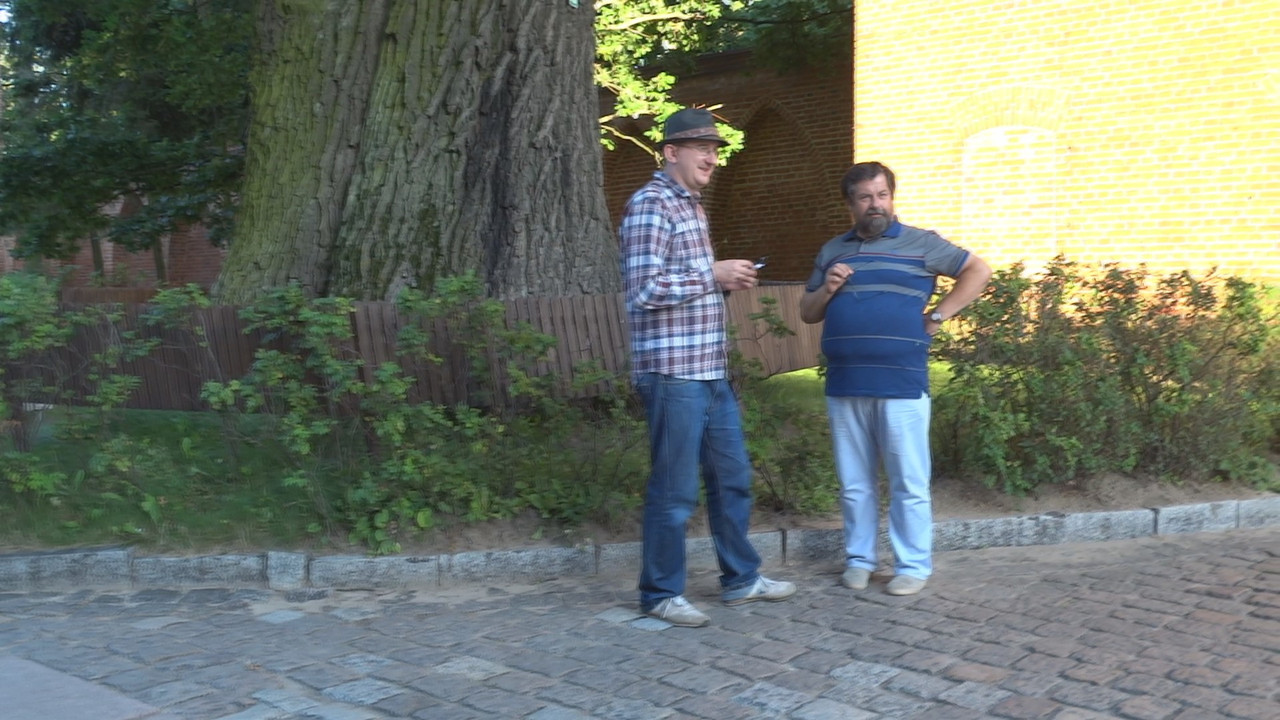 33.19b - Scenku na katedralnym dziedzińcu_001806