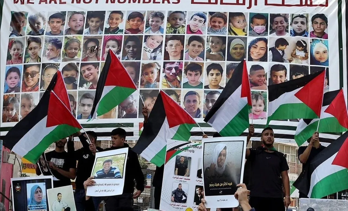 Israel suelta a 30 presos palestinos por liberación de rehenes de Hamás