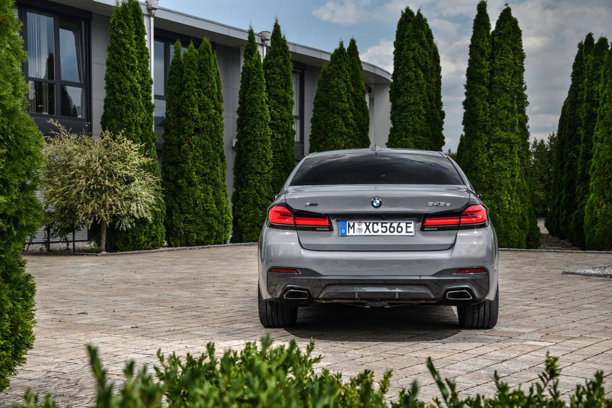 P90395449_highRes_the-new-bmw-545e-xdr
