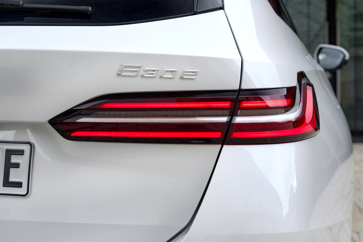 P90551869_highRes_the-new-bmw-530e-tou