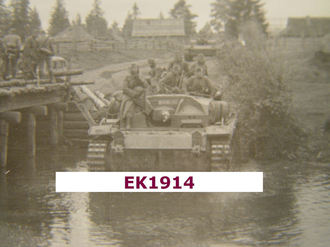 Foto, Sturmgeschütz III, Stug 3 druchfährt einen