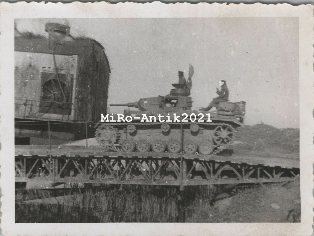 Foto, Wk2, Panzer III auf Kriegsbrücke