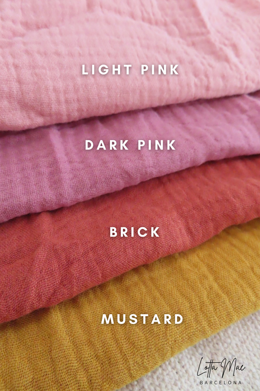 Este peluche de conejito está hecho del algodón muselina 100% más suave, por lo que es perfecto para acurrucarlo y llevarlo contigo. ¡Seguro que se convertirá en el compañero favorito de tu hijo! Además, este peluche tiene un toque especial: puede bordar el nombre o la palabra que desee para hacerlo aún más especial. Perfecto para un baby shower o un regalo de Pascua, este peluche de conejito le aportará años de confort y recuerdos. Con su lujoso tejido, su nombre bordado y su dulce diseño de conejito, este arrullo se convertirá en el compañero favorito de su hijo. 

Además, es lavable a máquina y fácil de cuidar, lo que lo convierte en el compañero perfecto para llevar a todas partes. Su pequeño no querrá soltarlo nunca. Consigue hoy mismo un peluche Bunny Cuddle Cloth y deja que tu hijo se acurruque con su nuevo mejor amigo.