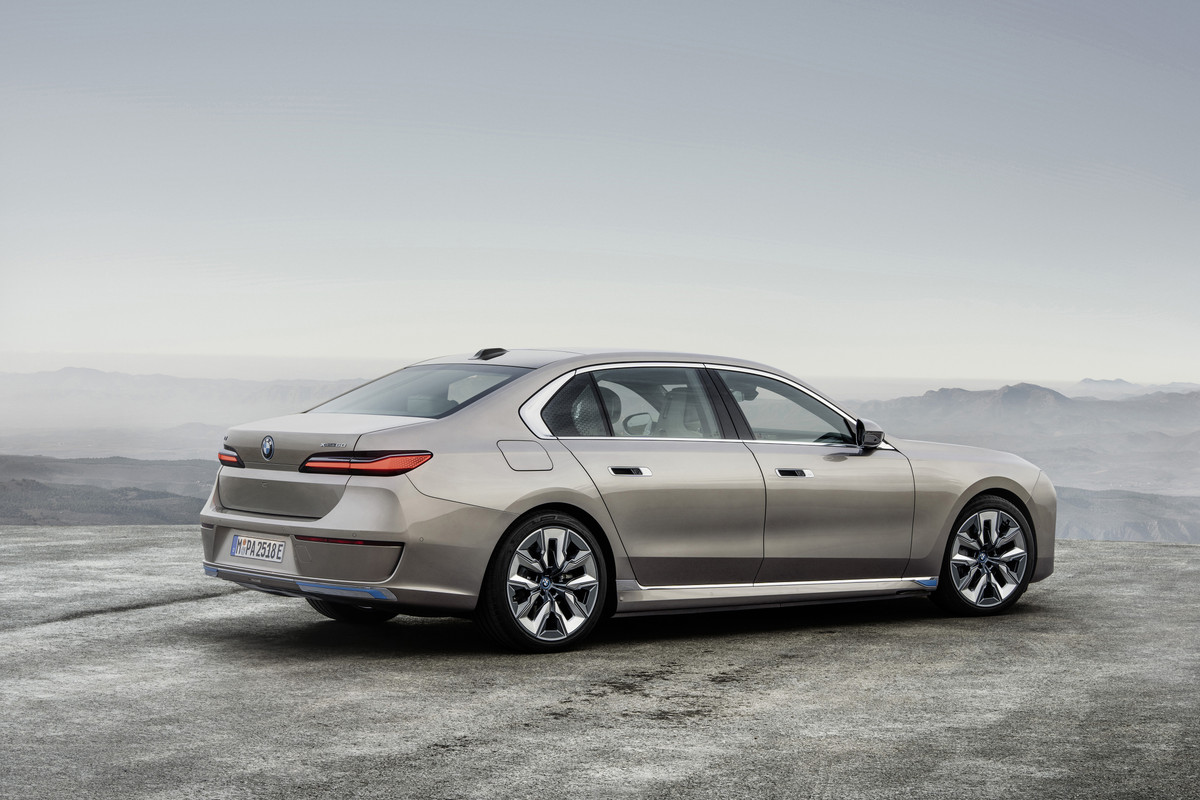 P90458199_highRes_the-new-bmw-i7-xdriv