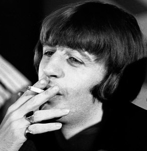 Ringo Starr raucht einer Zigarette (oder Cannabis)
