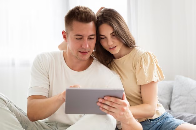 Pareja viendo opciones de vivienda en una tablet