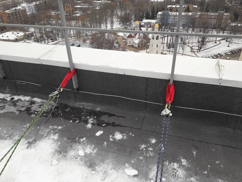 Подъём оборудования на высоту по фасаду — такелажные работы промышленными альпинистами