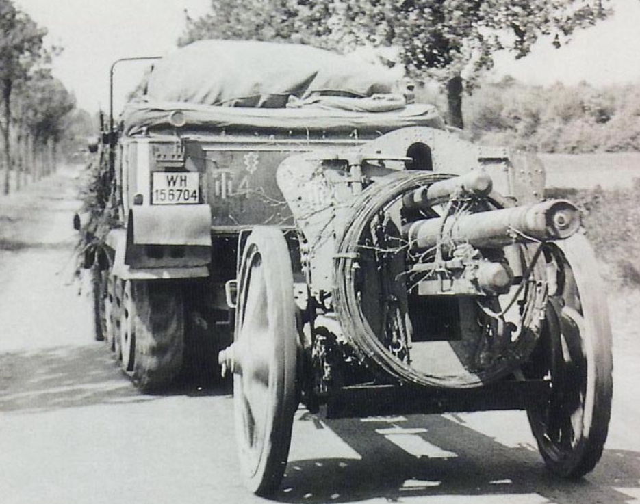 Un SdKfz 6 mittlerer Zugkraftwagen 5 t. (Sonderkraftfahrzeug 6) tractant un 10,5-cm-leichte Feldhaub