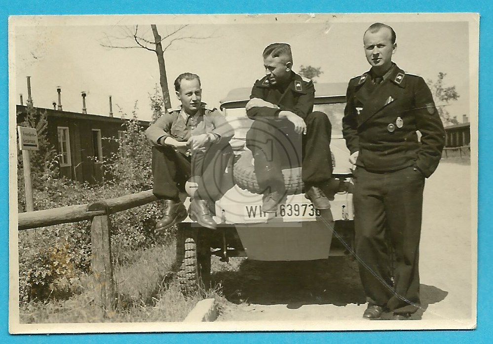 Panzer, Tank, Mannschaft StuG vor Kübelwagen in 