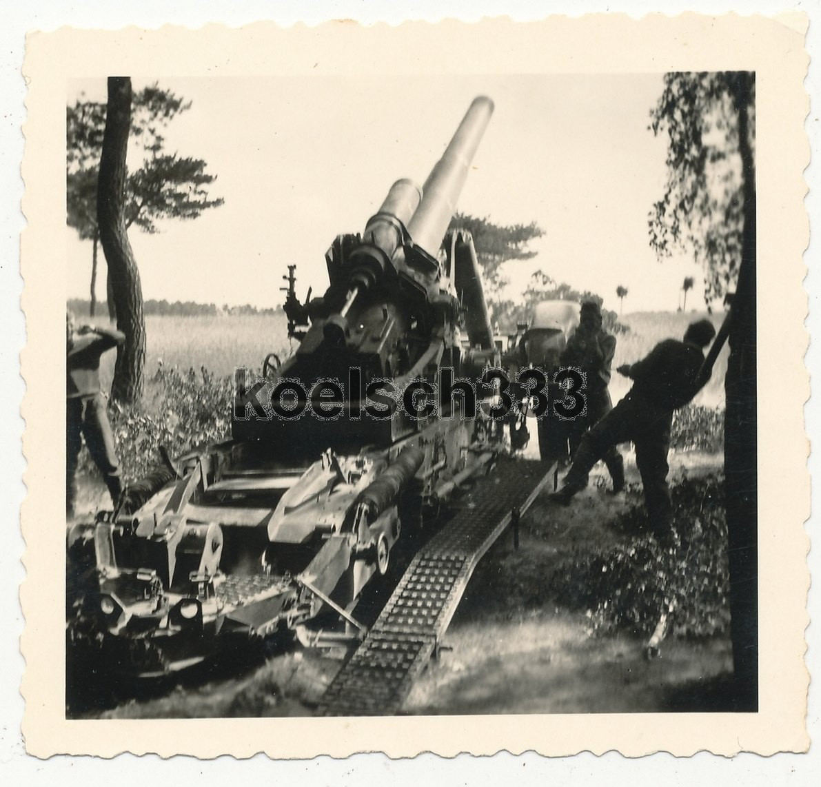Foto Kanoniere der Wehrmacht am 21cm Mörser in Feuerstellung an der Ostfront