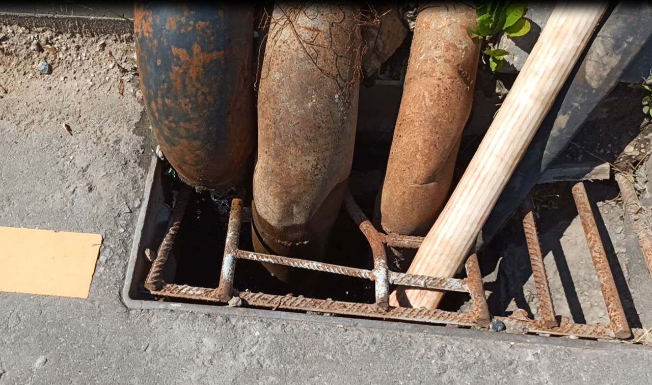 Слив в канализацию у церковного дома