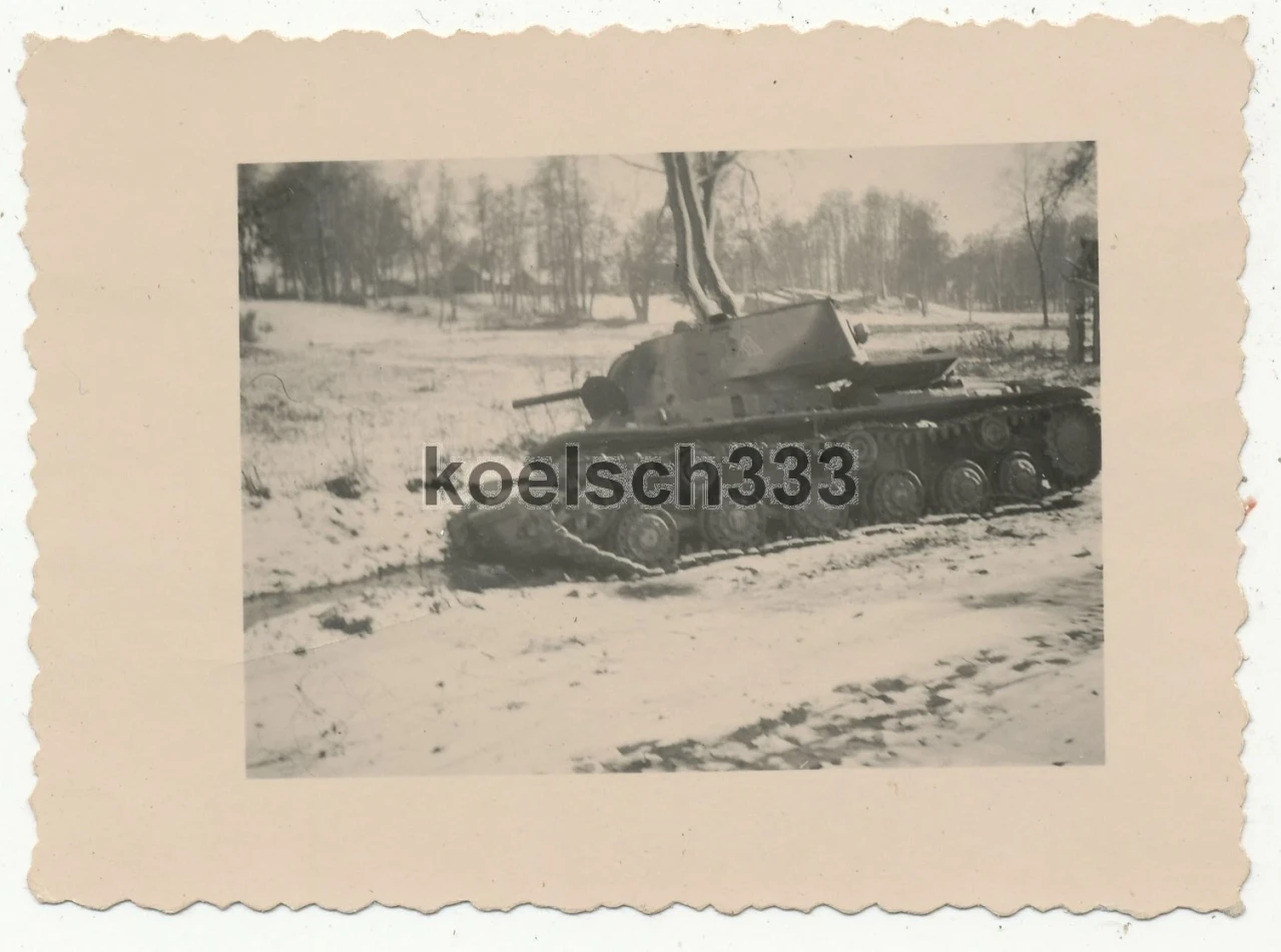 Foto vernichteter russischer KW I Panzer an der Ostfront 1942 Tank Wrack